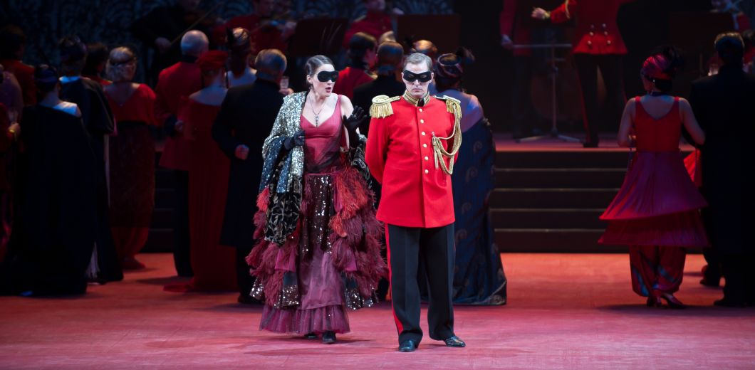 Клитор үлкен және ұзын.